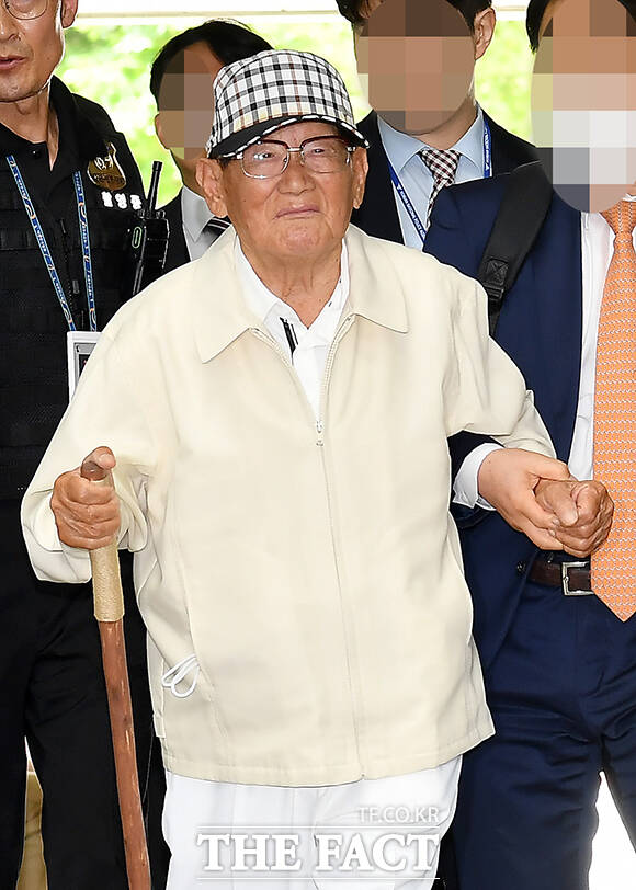 교인들을 국민의힘 당원으로 강제 가입시켰다는 혐의를 받는 이만희 신천지예수교증거장막성전(신천지) 총회장이 24일 서울 서초구 서울중앙지방법원에서 열린 구속 전 피의자 심문(영장실질심사)에 출석하고 있다. /남윤호 기자
