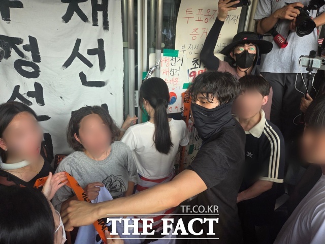 6·3 지방선거 투표용지 부족 사태 이후 서울 송파구 올림픽공원 핸드볼경기장 개표소가 봉쇄된 가운데 16일 국민의힘 의원과 체육단체 관계자들이 2-1 출입구를 통해 진입을 시도했으나 시위대가 출입문을 막고 있다. /안디모데 기자