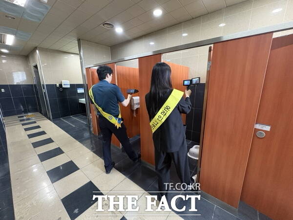 천안시 관계자가 경찰 등과 함께 공중화장실 내 불법촬영 카메라 설치 여부를 점검하고 있다. /천안시