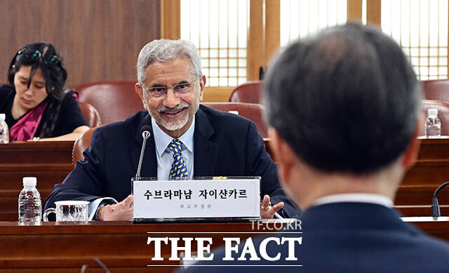 조현 외교부 장관(오른쪽)이 24일 오전 서울 종로구 외교부 청사에서 열린 한-인도 외교장관회담에 참석해 수브라마냠 자이샨카르 인도 외교장관에게 자리를 안내하고 있다. /임영무 기자