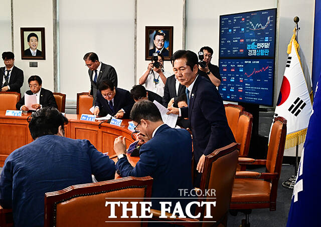 정청래 더불어민주당 대표가 24일 오전 서울 여의도 국회에서 열린 최고위원회의에 참석해 당대표 사퇴 선언을 한 뒤 회의실을 나서고 있다. /국회=배정한 기자
