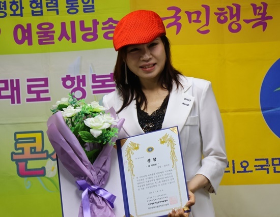 미소린은 전북 남원 출신인 미소린은 어린 시절부터 자연 속에서 자라며 풍부한 감성을 키웠다. 시인으로도 등단한 그는 전설 같은 사랑 이야기를 담은 석애목의 가삿말에 자신의 삶과 철학이 녹여냈다는 평을 듣는다. /미소린 SNS
