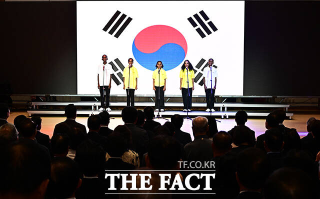 국회에서 애국가 제창하는 에티오피아 6.25 참전용사 후손 강뉴합창단.