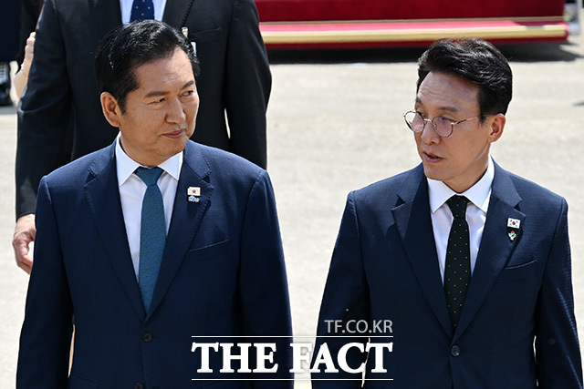 차기 당권 주자로는 정청래 전 더불어민주당 대표와 김민석 국무총리, 송영길 전 대표 등이 거론되고 있다. 사진은 유럽 방문과 G7(주요 7개국) 정상회의 참석 등 순방 일정을 마친 이재명 대통령이 귀국하는 지난 18일 오전 경기도 성남시 서울공항에 김 총리와 정 전 대표가 마중을 마친 뒤 이동하고 있는 모습./남용희 기자