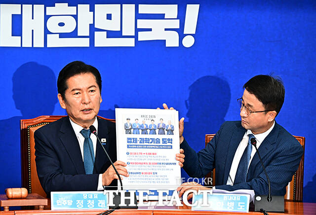정청래 더불어민주당 대표가 24일 오전 서울 여의도 국회에서 열린 최고위원회의에 참석해 당대표 사퇴 선언을 한 뒤 회의실을 나서고 있다. /국회=배정한 기자