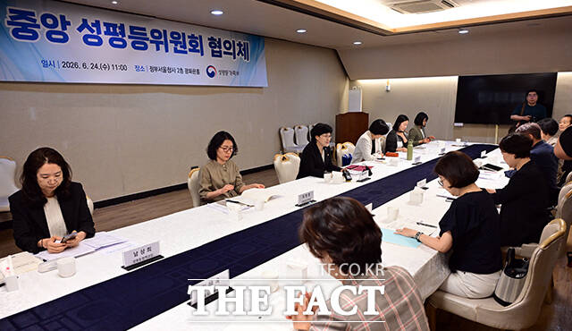 원민경 성평등가족부 장관이 24일 오후 서울 종로구 정부서울청사에서 열린 중앙부처 성평등위원회 위원장 협의체 회의에 참석해 모두발언을 하고 있다. /임영무 기자