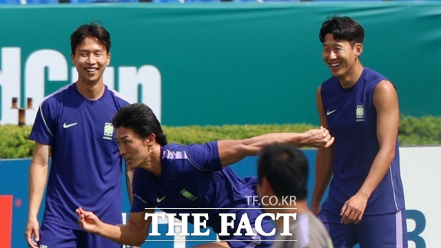 축구 국가대표팀 엄지성과 조규성, 손흥민이 23일(현지 시간) 멕시코 몬테레이 인근 산니콜라스에 위치한 훈련장 에스타디오 우니베르시타리오에서 훈련하고 있다. /뉴시스