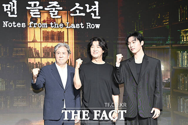 배우 최민식과 김규태 감독, 배우 최현욱(왼쪽부터)이 24일 오전 서울 마포구 호텔 나루 서울 엠갤러리에서 열린 넷플릭스 새 오리지널 시리즈 '맨 끝줄 소년' 제작발표회에 참석해 포즈를 취하고 있다. /송호영 기자