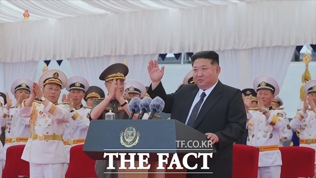 북한이 5000톤(t)급 신형 구축함 ‘최현호’를 서해함대에 실전 배치하며 해군력 강화에 속도를 내고 있다. 사진은 최현호 취역식에 참석한 김정은 국무위원장. /뉴시스. 조선중앙TV 갈무리.
