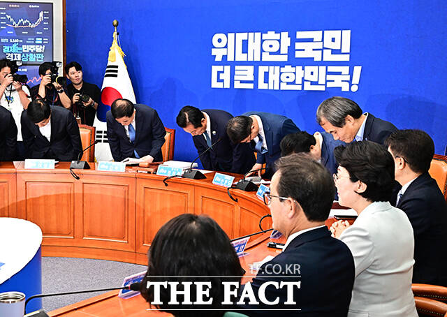 정청래 더불어민주당 대표가 24일 오전 서울 여의도 국회에서 열린 최고위원회의에 참석해 당대표 사퇴 선언을 한 뒤 회의실을 나서고 있다. /국회=배정한 기자