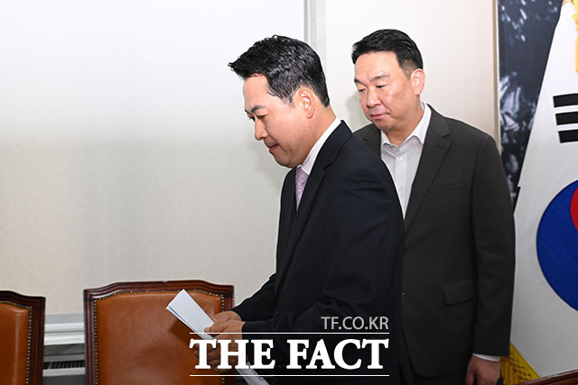 장동혁 국민의힘 대표가 24일 오후 서울 여의도 국회의사당에서 현안 관련 기자회견을 열고 입장을 밝히고 있다. /국회=서예원 기자