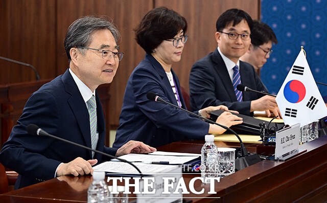 조현 외교부 장관(오른쪽)이 24일 오전 서울 종로구 외교부 청사에서 열린 한-인도 외교장관회담에 참석해 수브라마냠 자이샨카르 인도 외교장관에게 자리를 안내하고 있다. /임영무 기자