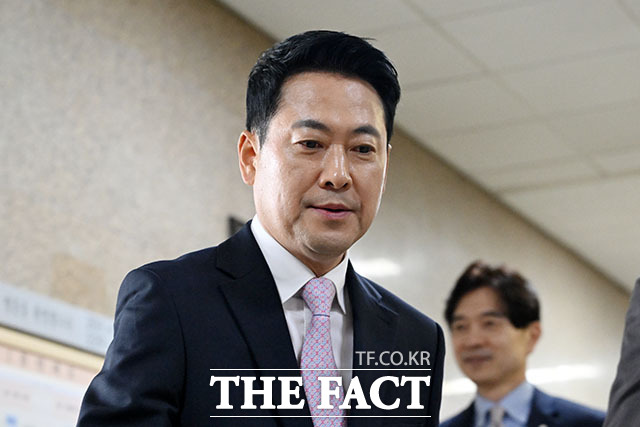 과로로 입원했던 장동혁 국민의힘 대표가 24일 퇴원해 당무 복귀했다. 당 안팎 사퇴론에는 자신의 지지 기반인 '당심'을 앞세워 정면돌파에 나섰다./서예원 기자
