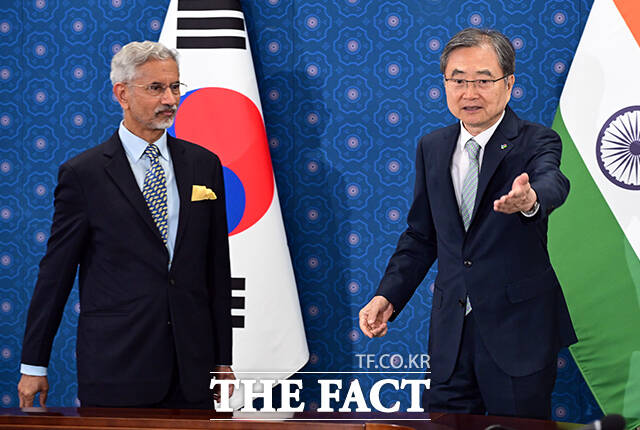 조현 외교부 장관(오른쪽)이 24일 오전 서울 종로구 외교부 청사에서 열린 한-인도 외교장관회담에 참석해 수브라마냠 자이샨카르 인도 외교장관에게 자리를 안내하고 있다. /임영무 기자