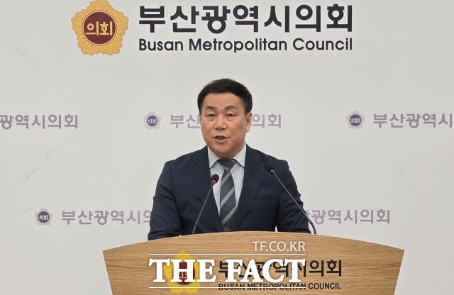 차재권 다시 뛰는 부산위원회 위원장이 24일 부산시의회 브리핑룸에서 기자회견을 열고 위원회 출범 이후 활동 성과와 시민 의견 수렴 결과, 향후 시정 운영 방향 등을 설명하고 있다. /부산시의회
