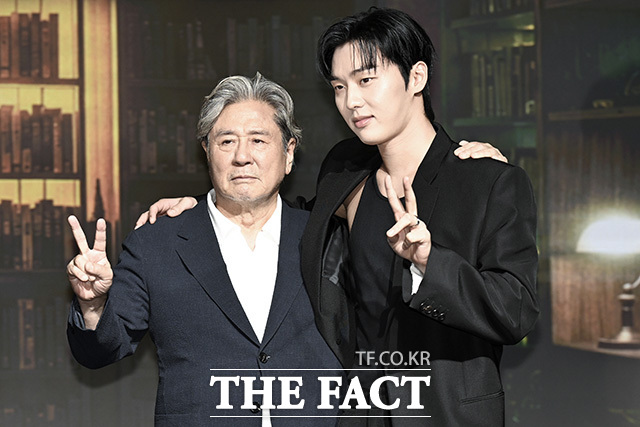 배우 최민식과 김규태 감독, 배우 최현욱(왼쪽부터) 포즈를 취하고 있다.