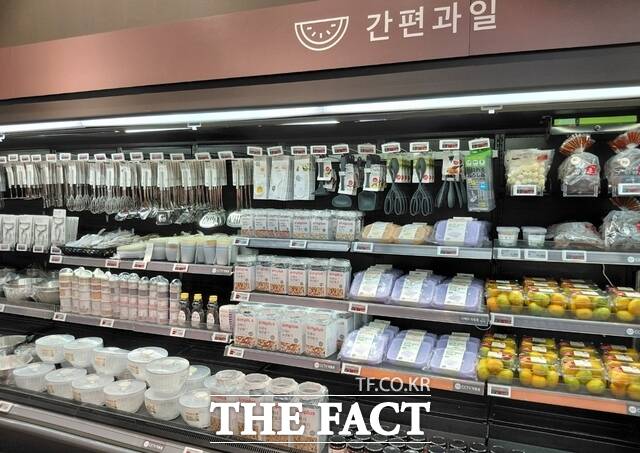 지난 23일 오후 찾은 홈플러스 본점(강서점)의 과일 매대에는 부엌 집기류가 가득 채워져 있었다. 홈플러스는 지난해 3월부터 기업회생절차에 돌입했지만, 부채비율이 2955%에 다다르면서 납품 물량을 채우지 못하고 있다. /손원태 기자