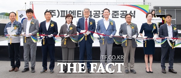 24일 구미하이테크밸리(5국가산업단지)에서 열린 피엔티 양극활물질 및 배터리셀 생산 공장 준공식에서 참석자들이 테이프 커팅을 하며 공장 준공을 축하하고 있다. /구미시