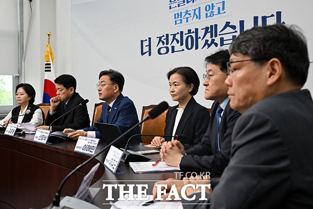 신장식 당대표 권한대행(가운데)이 24일 오전 서울 여의도 국회의사당에서 열린 조국혁신당 끝까지간다 특별위원회 제23차 회의에 참석해 모두 발언을 하고 있다. /국회=서예원 기자