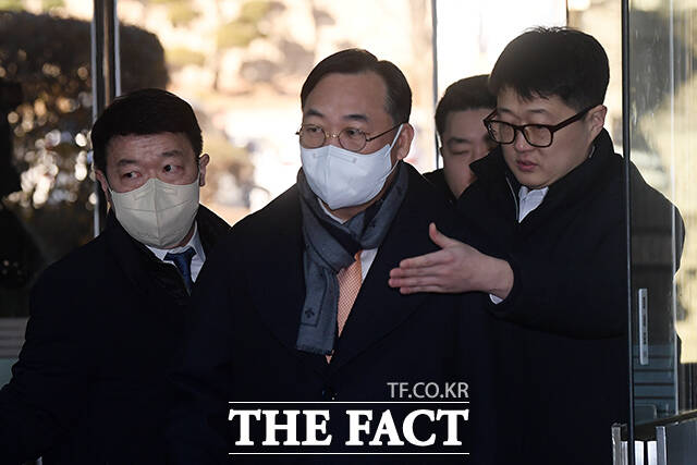 백현동 개발 의혹 수사를 무마해주는 대가로 금품을 받은 혐의로 재판에 넘겨진 경찰 출신 변호사에게 징역형 집행유예가 확정됐다./더팩트 DB