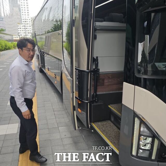 경기도의회 조성환 기획재정위원장이 24일 제11대 도의회 퇴임식을 마친 뒤 이날 오후 3시쯤 강원도 원주로 연찬회를 가기 위해 버스에 오르고 있다. /이승호 기자