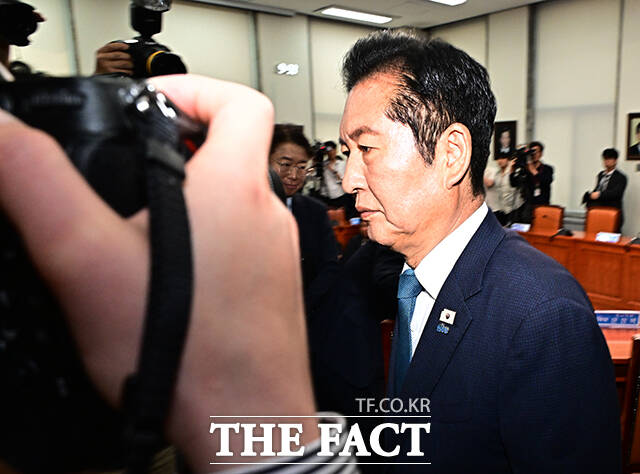 정청래 더불어민주당 대표가 24일 오전 서울 여의도 국회에서 열린 최고위원회의에 참석해 당대표 사퇴 선언을 한 뒤 회의실을 나서고 있다. /국회=배정한 기자