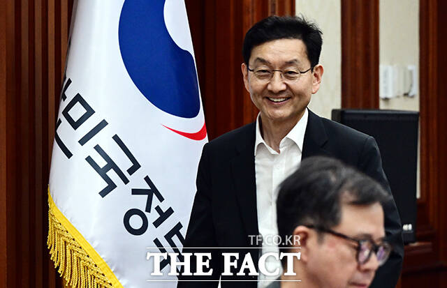 윤창렬 국무조정실장이 24일 오후 서울 종로구 정부서울청사에 열린 마약류 대책 협의회 회의에 참석해 모두발언을 하고 있다. /임영무 기자
