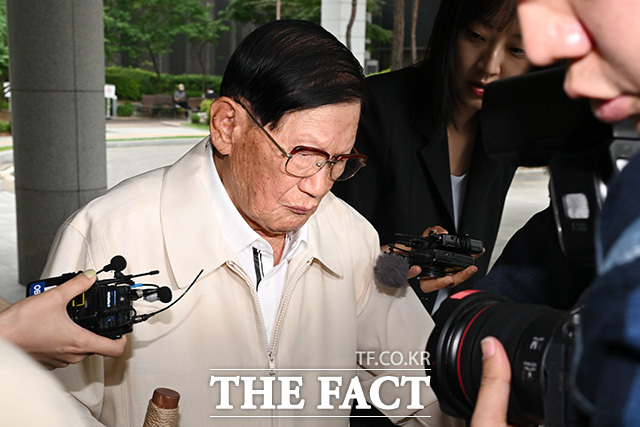 이만희 신천지 총회장은 24일 오후 1시 45분 김진만 서울중앙지법 영장전담 부장판사 심리로 열리는 구속영장 실질심사에 출석했다./남용희 기자