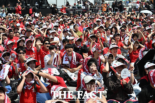 목요일이자 한국 축구대표팀의 2026 국제축구연맹(FIFA) 북중미 월드컵 32강 진출 여부가 정해지는 25일 오후부터 전국 곳곳에 소나기가 내리겠다. /박헌우 기자