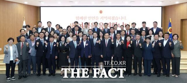 제11대 경기도의회 의원들이 24일 4년 공식의정 마무리하는 퇴임식이 끝난 뒤 기념 촬영을 하고 있다. /경기도의회