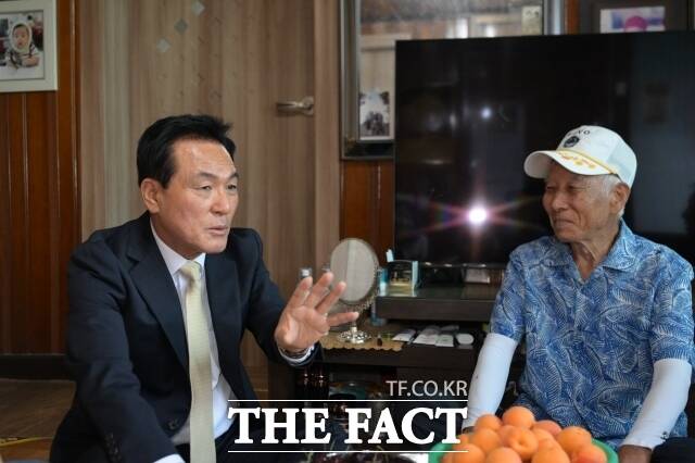 국가유공자를 방문하고 있는 백성현 논산시장 /논산시