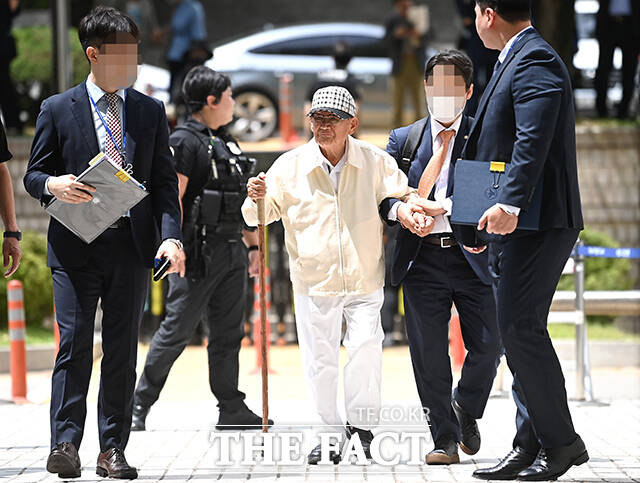 교인들을 국민의힘 당원으로 강제 가입시켰다는 혐의를 받는 이만희 신천지예수교증거장막성전(신천지) 총회장이 24일 서울 서초구 서울중앙지방법원에서 열린 구속 전 피의자 심문(영장실질심사)에 출석하고 있다. /남윤호 기자
