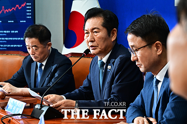 정청래 더불어민주당 대표(가운데)가 24일 오전 서울 여의도 국회에서 열린 최고위원회의에 참석해 당대표 사퇴 선언을 하고 있다./국회=배정한 기자