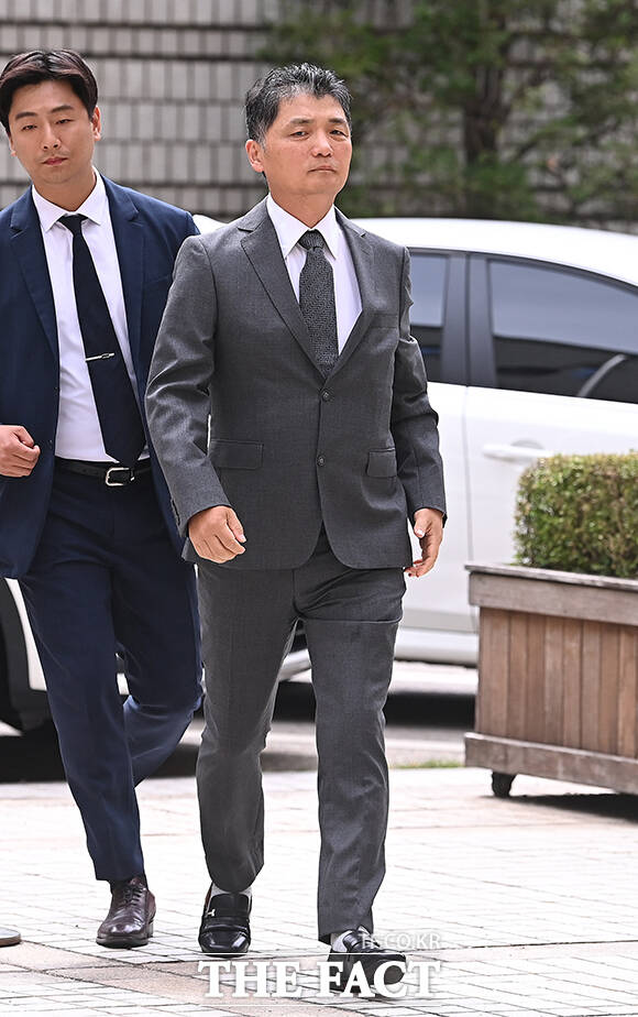 SM엔터테인먼트 시세조종 공모 의혹을 받는 카카오 창업자 김범수 카카오 미래이니셔티브센터장(가운데)이 24일 오후 서울고등법원에서 열린 항소심 1차 공판에 출석하고 있다. /남윤호 기자