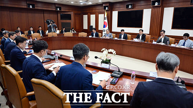 윤창렬 국무조정실장이 24일 오후 서울 종로구 정부서울청사에 열린 마약류 대책 협의회 회의에 참석해 모두발언을 하고 있다. /임영무 기자