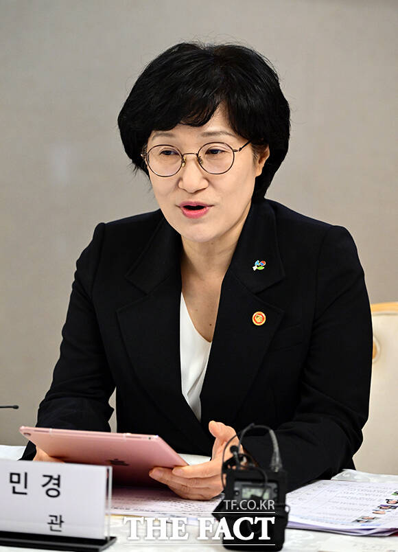 원민경 성평등가족부 장관이 24일 오후 서울 종로구 정부서울청사에서 열린 중앙부처 성평등위원회 위원장 협의체 회의에 참석해 모두발언을 하고 있다. /임영무 기자