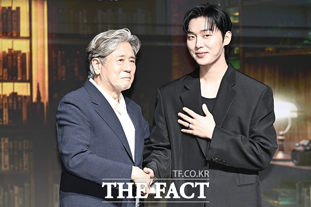 배우 최민식과 김규태 감독, 배우 최현욱(왼쪽부터) 포즈를 취하고 있다.