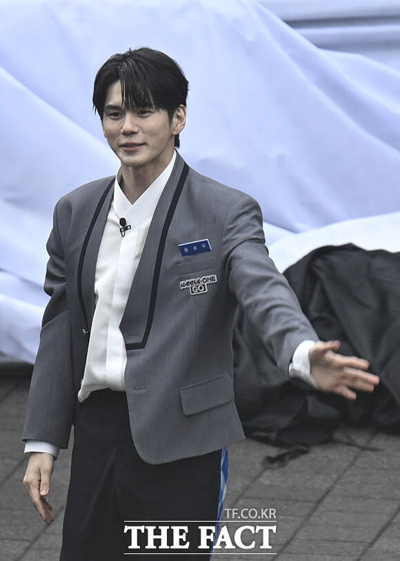 가수 겸 배우 옹성우가 오는 7월 단독 팬미팅을 개최한다. 사진은 지난 4월 6일 오전 서울 마포구 상암동 DMC 문화공원에서 열린 그룹 워너원 오프닝 세리머니 행사에 참석한 모습. /송호영 기자