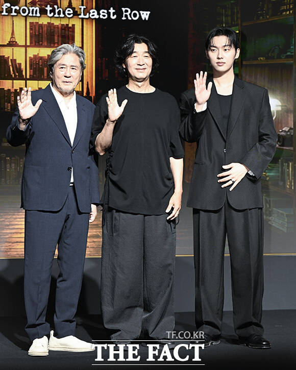 배우 최민식, 김규태 감독, 배우 최현욱(왼쪽부터)이 24일 넷플릭스 새 시리즈 '맨 끝줄 소년' 제작발표회에 참석해 다양한 얘기를 나눴다. /송호영 기자