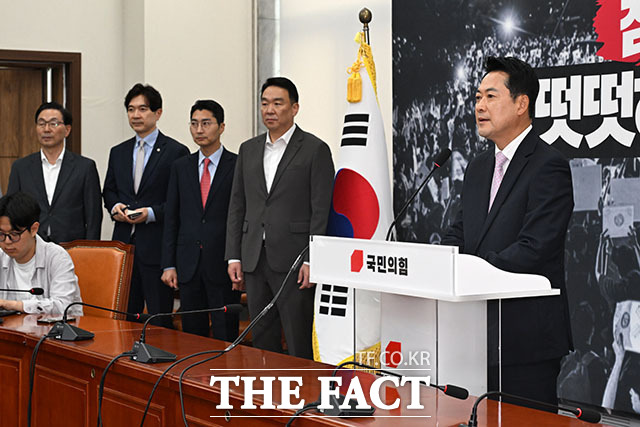 장동혁 국민의힘 대표가 24일 오후 서울 여의도 국회의사당에서 현안 관련 기자회견을 열고 입장을 밝히고 있다. /국회=서예원 기자