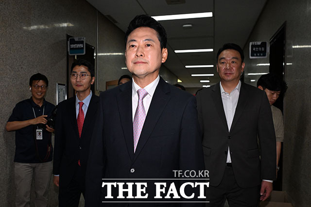 장동혁 국민의힘 대표가 24일 오후 서울 여의도 국회의사당에서 현안 관련 기자회견을 열고 입장을 밝히고 있다. /국회=서예원 기자