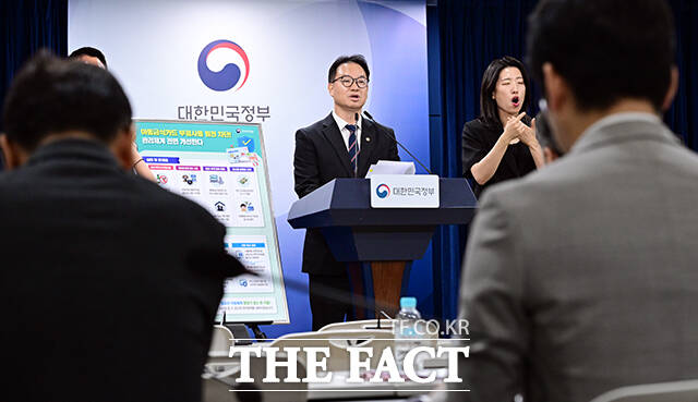김영수 국무조정실 국무1차장이 24일 오전 서울 종로구 정부서울청사에서 결식 아동 급식카드 운영실태 조사결과를 브리핑하고 있다. /임영무 기자