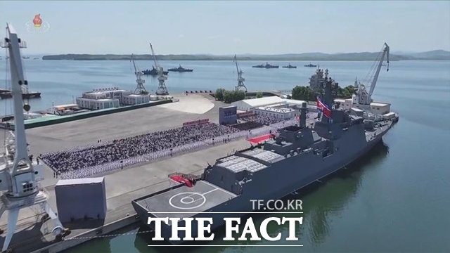 북한 대외매체 조선중앙통신은 “구축함 최현호 취역식이 지난 23일 남포항에서 성대히 진행됐다”고 24일 보도했다. 사진은 지난 23일 열린 최현호 취역식. /뉴시스. 조선중앙TV 갈무리
