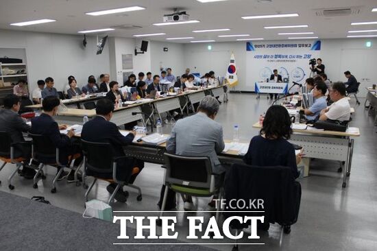 23일 민선9기 고양시장직 인수위원회 건설교통분과 업무보고 자리에서 고양시 관련 부서 관계자들이 현황을 보고 하고 있다. /고양시장직 인수위