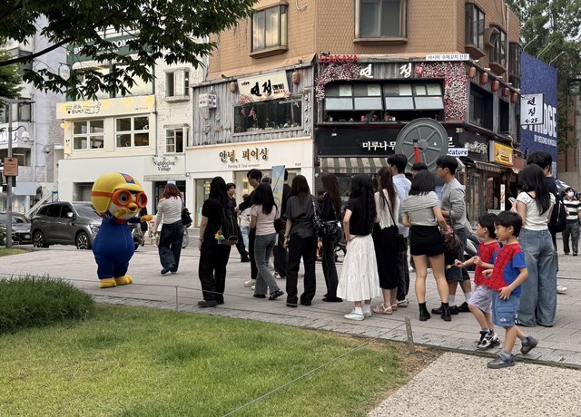 뽀로로가 성수동과 강남에 이어 오는 27일 수원 행리단길에서도 시민들과 직접 만나는 오프라인 행사를 이어간다. /아이코닉스
