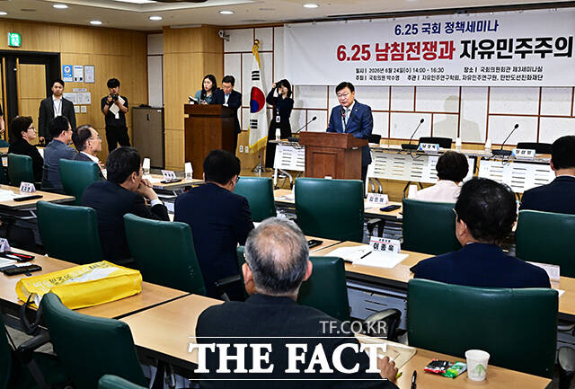 정점식 국민의힘 원내대표가 24일 오후 서울 여의도 국회 의원회관 제3세미나실에서 열린 '6.25 남침전쟁과 자유민주주의 정책세미나'에 참석해 축사를 하고 있다. /국회=배정한 기자