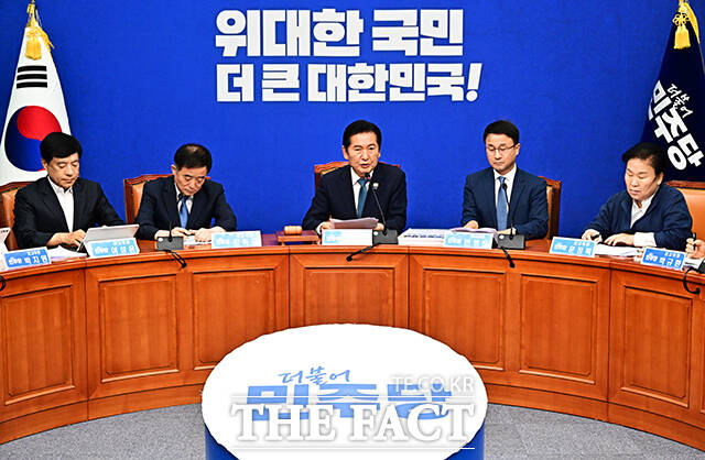 정청래 더불어민주당 대표가 24일 오전 서울 여의도 국회에서 열린 최고위원회의에 참석해 당대표 사퇴 선언을 한 뒤 회의실을 나서고 있다. /국회=배정한 기자