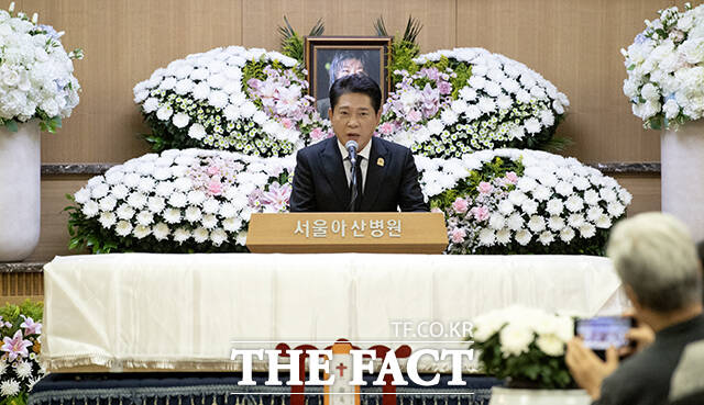 조사하는 박상철 대한가수협회 협회장.