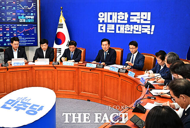 정청래 더불어민주당 대표가 24일 오전 서울 여의도 국회에서 열린 최고위원회의에 참석해 당대표 사퇴 선언을 한 뒤 회의실을 나서고 있다. /국회=배정한 기자
