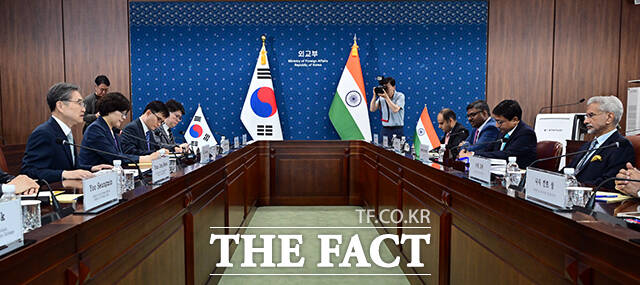 조현 외교부 장관(오른쪽)이 24일 오전 서울 종로구 외교부 청사에서 열린 한-인도 외교장관회담에 참석해 수브라마냠 자이샨카르 인도 외교장관에게 자리를 안내하고 있다. /임영무 기자